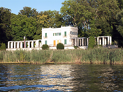 Das Casino von Schinkel im Volkspark Glienicke - Wasserseite vom Kajak aus.