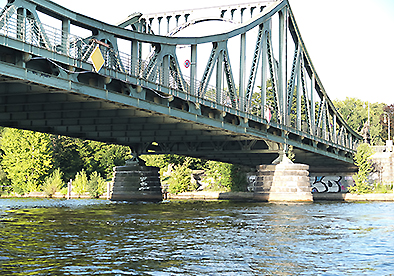 Die Glienicker Brücke in Potsdam per Kajak